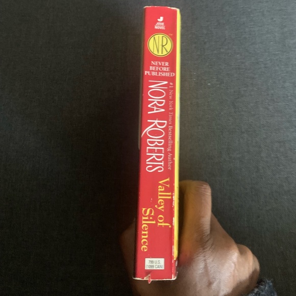 Nora Roberts 'Valley of Silence' Book Three Of The Circle Trilogy - Picture 4 of 4